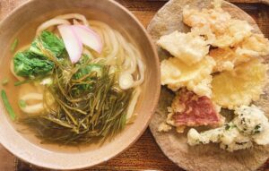 岡山市中区 土日営業で人気の【手打ちうどん みのり】の天ぷらうどんはやっぱりオススメ!寒い時ほど出汁の旨さが身に染みる!