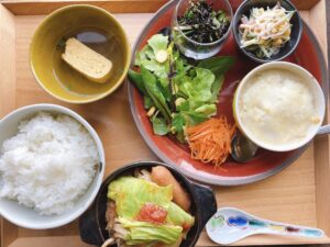 瀬戸駅から車で約6分 隠れ家のような Cafe kokuu(コクウ)で頂く<彩りランチプレート>が、どストライク!とろろとんかつも美味しそう