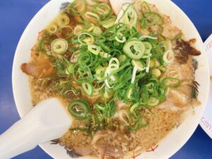 東岡山駅から車で3分【来来亭 東岡山店】鶏ガラスープに背脂が絶妙な旨さ!初訪問は定番メニューでオトクな定食をチャーハンで!