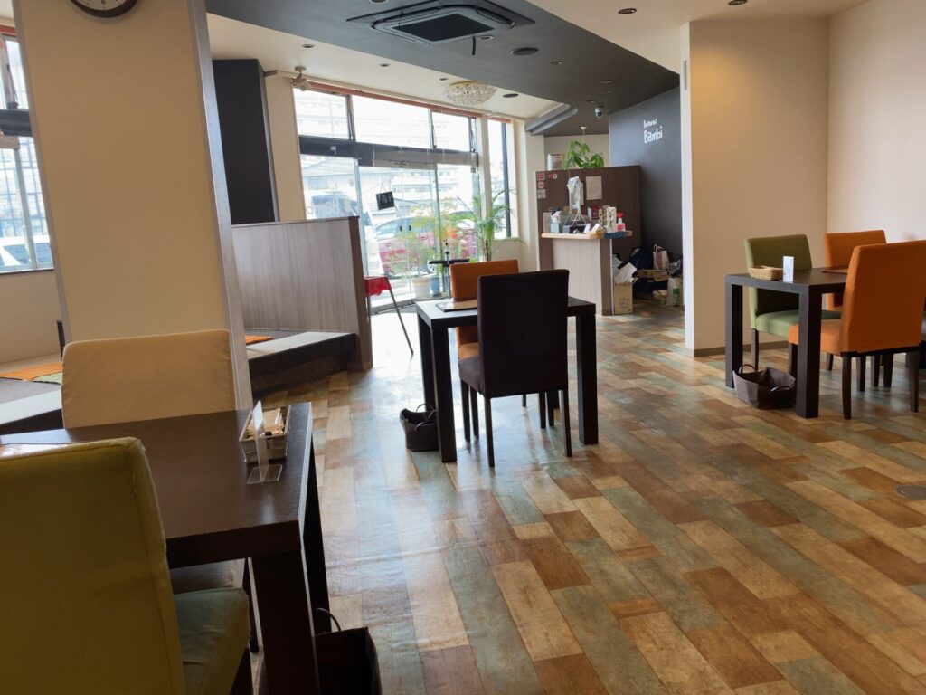 洋食バンビの店内