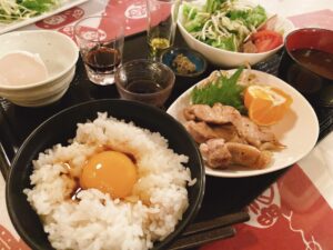 岡山市東区 大多羅駅から車で2分【Cafe&bar douze(ドゥーズ)】夕食はTKG付きのヘルシーな西大寺定食にハイボール!