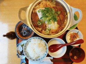 赤磐市役所から徒歩3分【味心 逆瀬川(さかせがわ)】TV放映された「岡山御膳 玉手箱」と「カツとじ鍋定食」に舌鼓