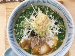 岡山駅から車で約5分【とりそば太田】限定「冷やし塩玉そば」と迷うも初訪問ゆえ「ねぎそば」をオーダー