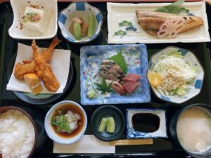 岡山市北区 一宮高校北隣【食彩 むく乃実】プチ贅沢な和食でランチタイム!日替りと迷いつつ海の幸御膳をオーダー!