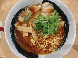 岡山商大近く【らーめん桜】定番のとんこつ醤油と迷うも、初訪問は特製あごだし醤油ラーメンをオーダー!