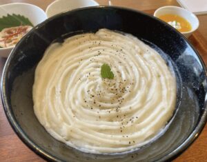 倉敷市【鶴璃(つるり)】カフェのような空間で頂く白いカレーうどんが美味しくてクセになる!