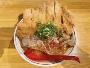 倉敷市【中華そば ゴールデン】驚きのデカさ!味噌カツラーメンで胃も心も満たされる!
