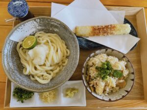 岡山市中区【手打ちうどんkingyo(キンギョ】ちくわ天醤油+あさりごはんにて初ランチ!駐車場情報もアリ!