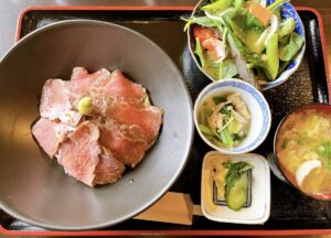 赤磐市【ギャラリー 桃歌】見晴らしのいい古民家カフェで頂くランチはローストビーフ丼とハンバーグ!