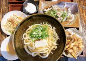 岡山市中区【うどんのまるえん】「鰆(さわら)出汁」が超鮮烈!かき揚げや刺身も最高に美味しい行列必至の人気店