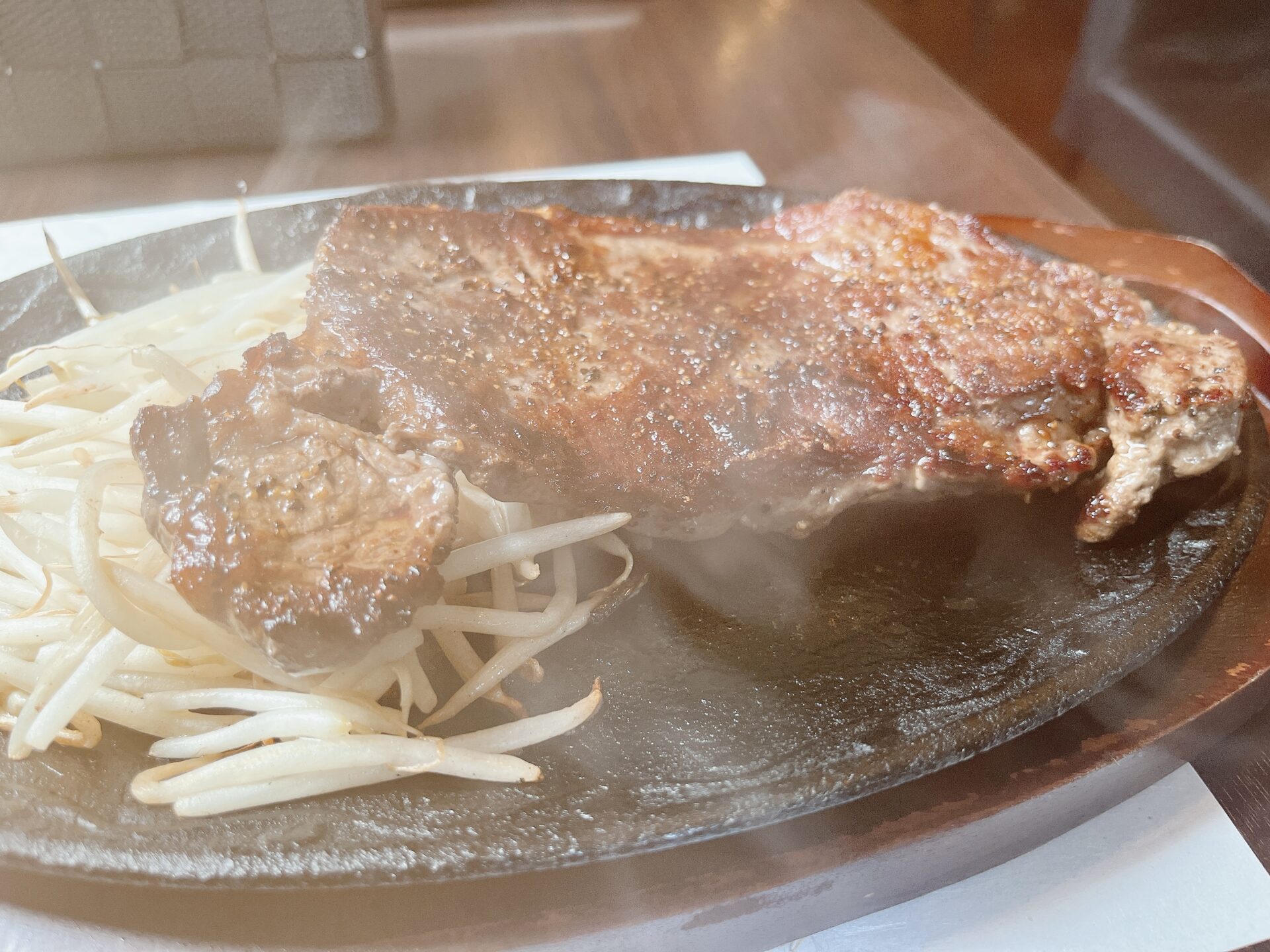 【〆ステーキ あくら通り店】岡山駅近くにて肉ランチ！サーロイン300gとローストビーフ丼で夏に負けないスタミナを！