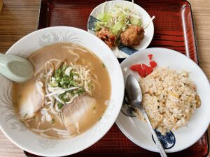 倉敷市【鳳凰】中華のお店ながらも昭和の食堂の雰囲気が堪らない!ランチはチャーハンの付いたラーメン定食!