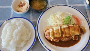 倉敷市中庄駅近く【レストランつねまつ】ランチタイムに絶品チキンカツチーズ定食の2枚をガッツリ頂き超満足!