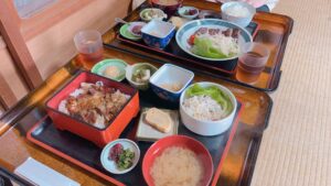 岡山市北区【眞栄田商店】古民家で頂くランチは「豚かば重」と「牛網焼き」定食!道順や駐車場も紹介!