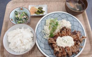 岡山市南区【食堂ワサンボン】鶏の南蛮定食がデカい!食べ応えある肉系とタイ飯のランチに満足!