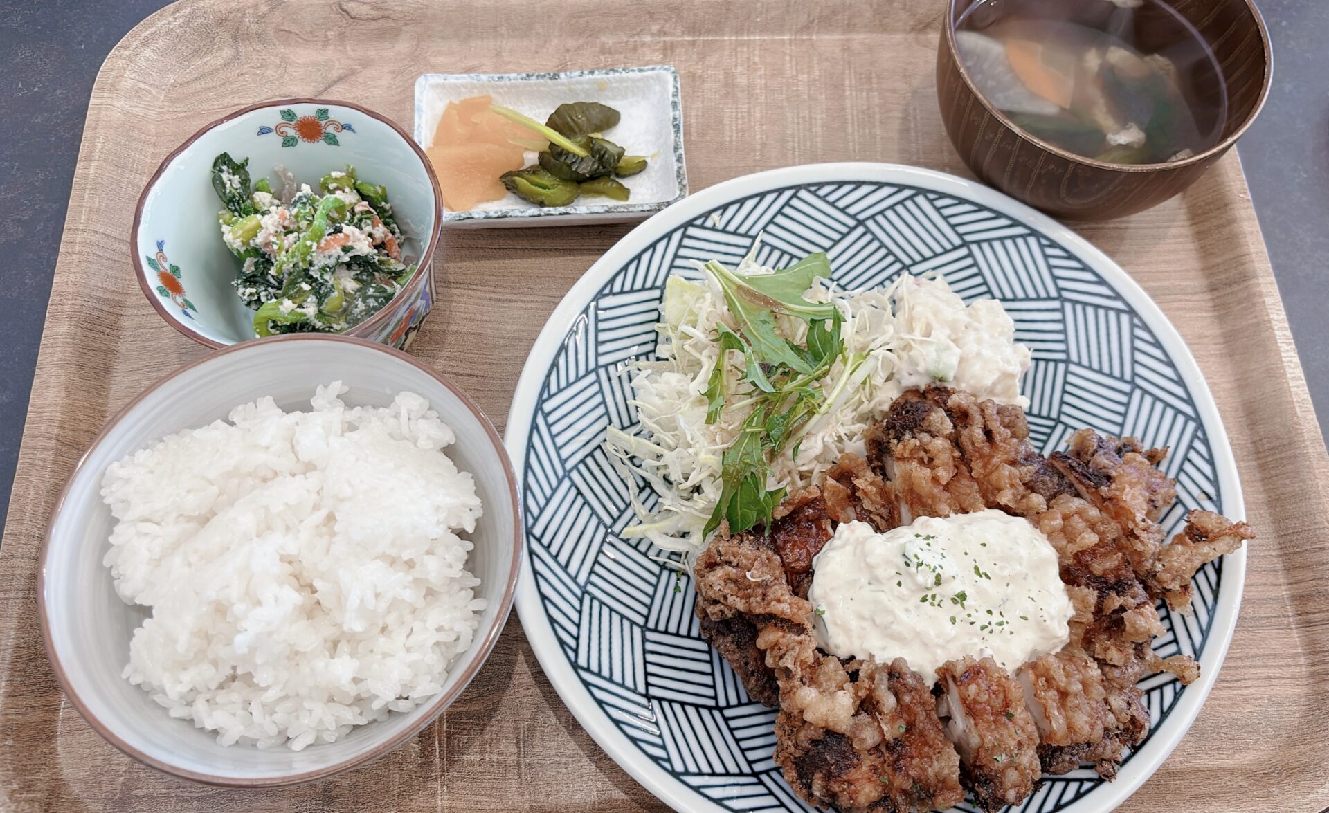 岡山市南区【食堂ワサンボン】鶏の南蛮定食がデカい！食べ応えある肉系とタイ飯のランチに満足！