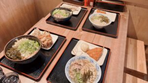 岡山市中区【手打ちうどん金魚】出汁まで完食完飲!「かけ」「肉」「とり天タルタル」に充実の天ぷら類も美味い!