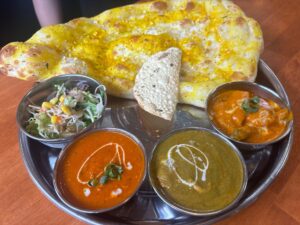 【インド料理スーリヤ 東岡山店】ランチはカレーとナンのセットメニューがオトク!お子様セットもアリ!