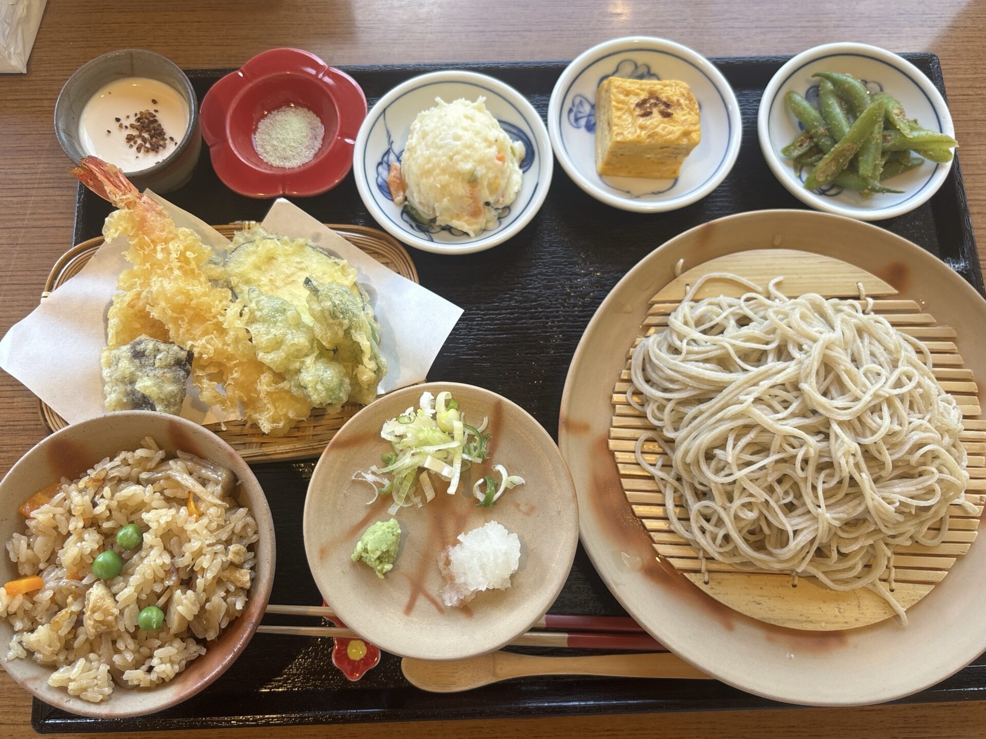 備前市【閑谷手打ちそば 椿庵】炊き込みご飯に天ぷら・小鉢・そば茶プリンの付いた椿ランチに舌鼓!