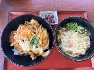 兵庫県【マネキダイニング 市川SA北行き店】かつ丼&えきそばセットでモーニングランチ!