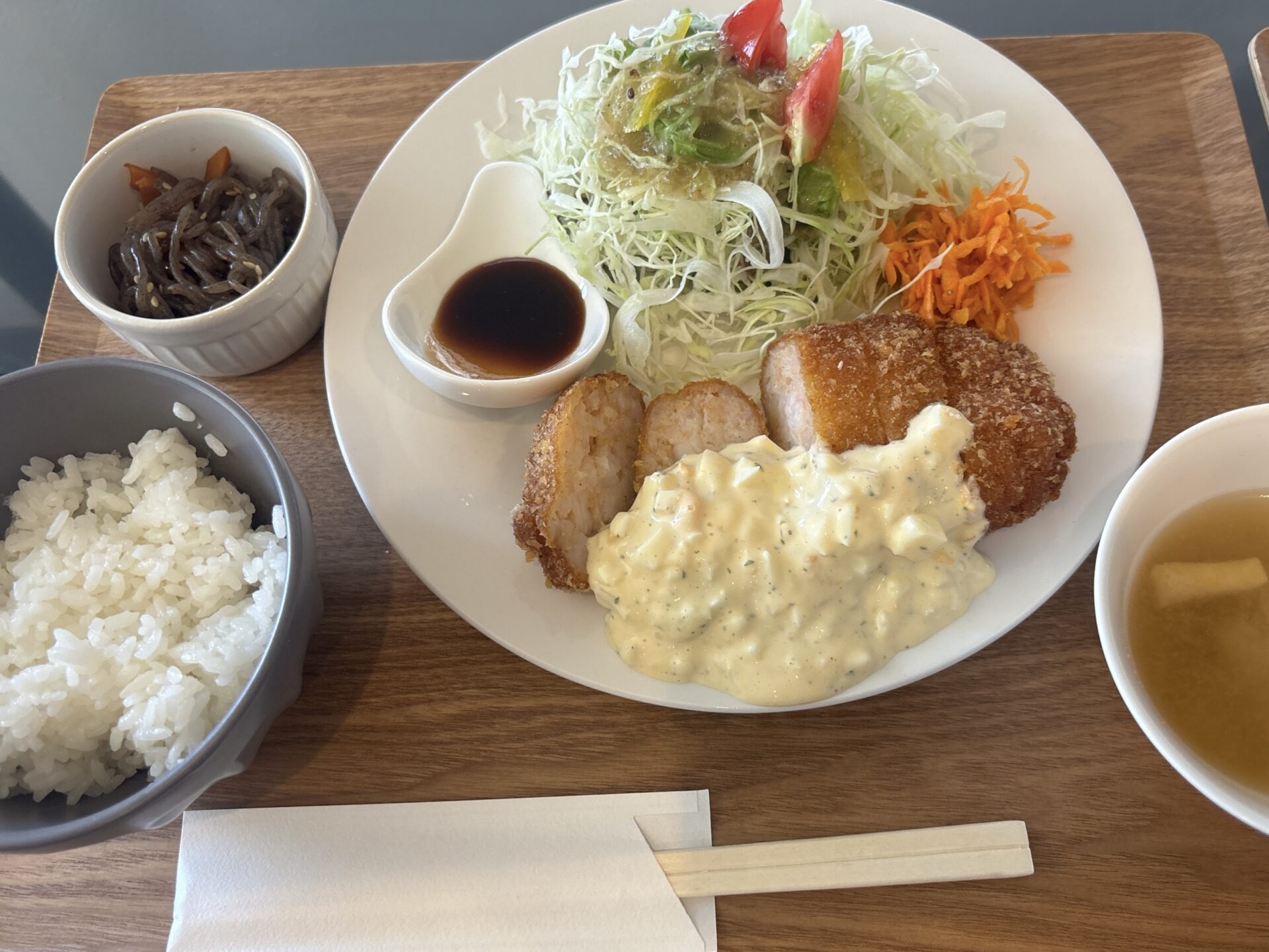 岡山市南区【nanala(ナナラ)】ランチもモーニングも大人気！ぷりぷりエビカツとポークチャップに舌鼓！