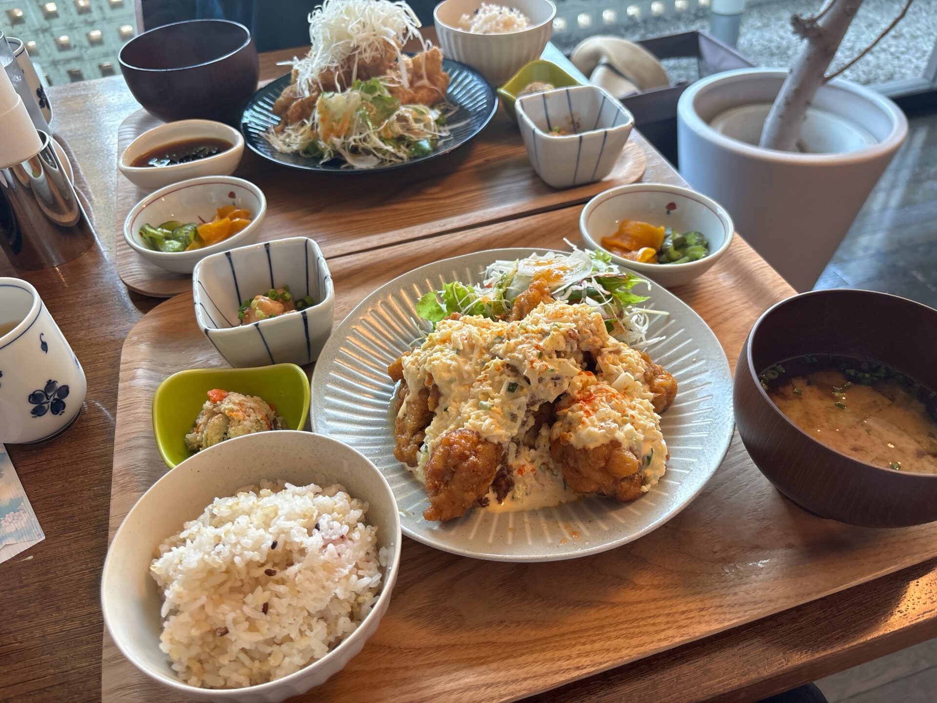 西大寺グランドホテル【カフェ 夢見亭】ランチでチキン南蛮定食と油淋鶏定食をガッツリ！珈琲もオススメ！