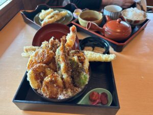長船町【天ぷら楓】のランチで実食!揚げたての魅力がギッシリ詰まった海老や野菜等の最高の茶色祭り!!