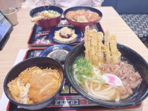 【資さんうどん 岡山大元店】初ランチは満腹セットに決定！「肉ごぼ天うどん」と「カツとじ丼」に大満足！