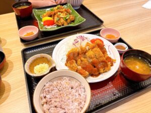 【大戸屋ごはん処 岡山円山店】チキンメニューが大好き！生ニラだれの油淋鶏とデミグラスでおかず増量！